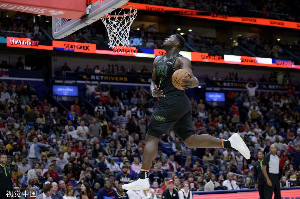 向鹏在发球 向鹏在发球